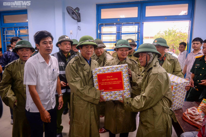 Trực tiếp: Những hình ảnh tan hoang sau bão sáng 28/9 - 25