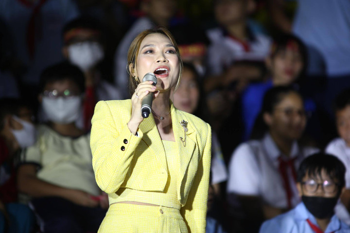 Khán giả TP.HCM đội mưa cổ vũ Công Vinh, Văn Quyến đấu Huyền thoại Dortmund - 2