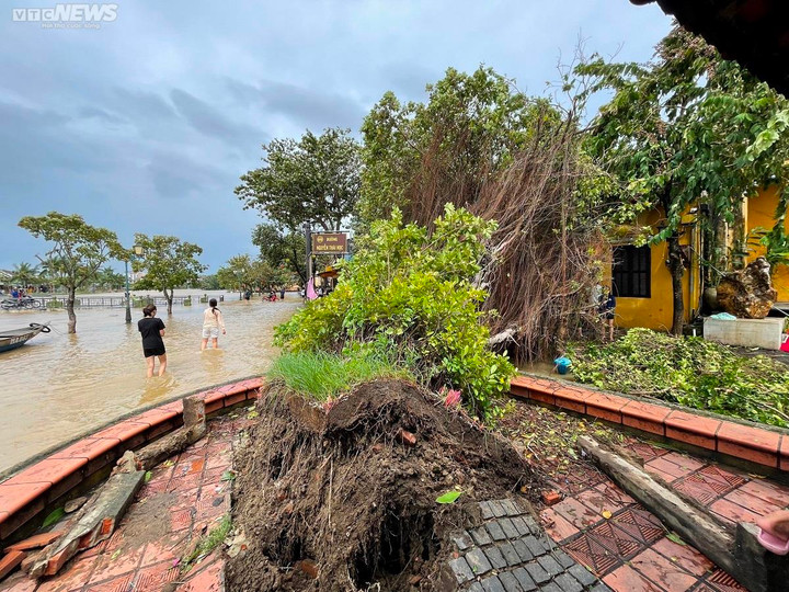 Ảnh: Quốc lộ 1A, tuyến đường ven sông Hoài ở phố cổ Hội An ngập sâu sau bão Noru - 5