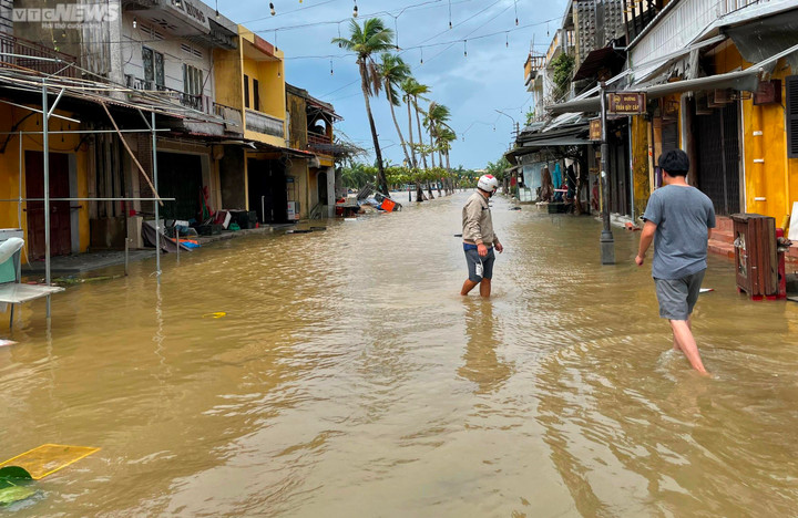 Ảnh: Quốc lộ 1A, tuyến đường ven sông Hoài ở phố cổ Hội An ngập sâu sau bão Noru - 7