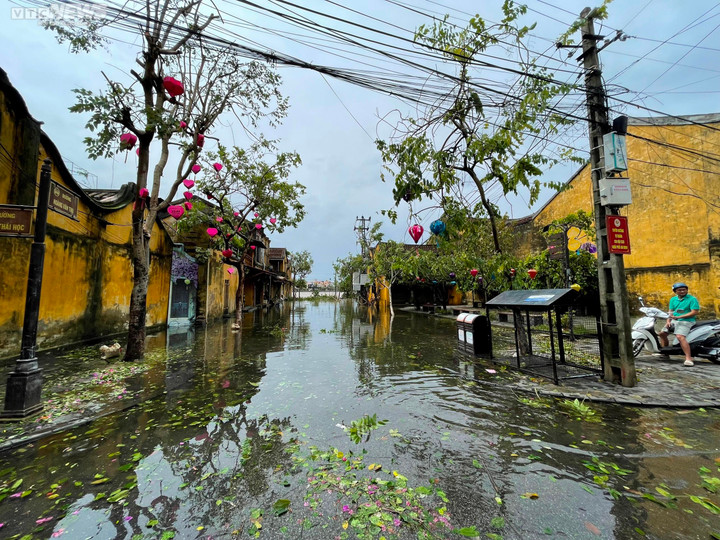 Ảnh: Quốc lộ 1A, tuyến đường ven sông Hoài ở phố cổ Hội An ngập sâu sau bão Noru - 6