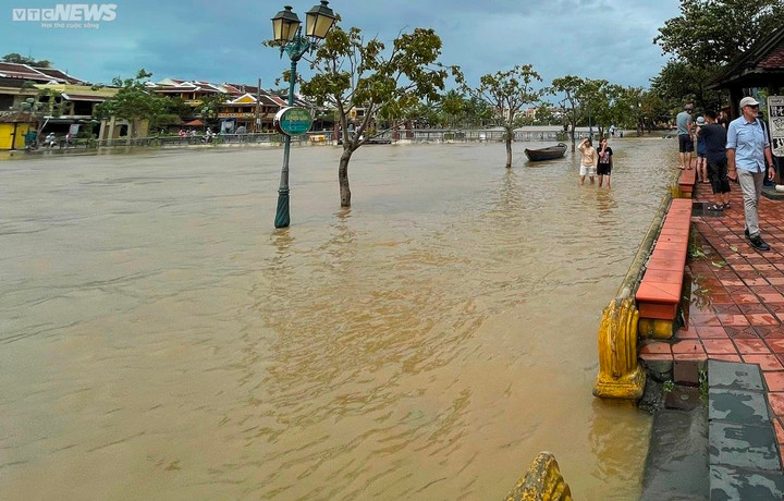 Ảnh: Quốc lộ 1A, tuyến đường ven sông Hoài ở phố cổ Hội An ngập sâu sau bão Noru - 3