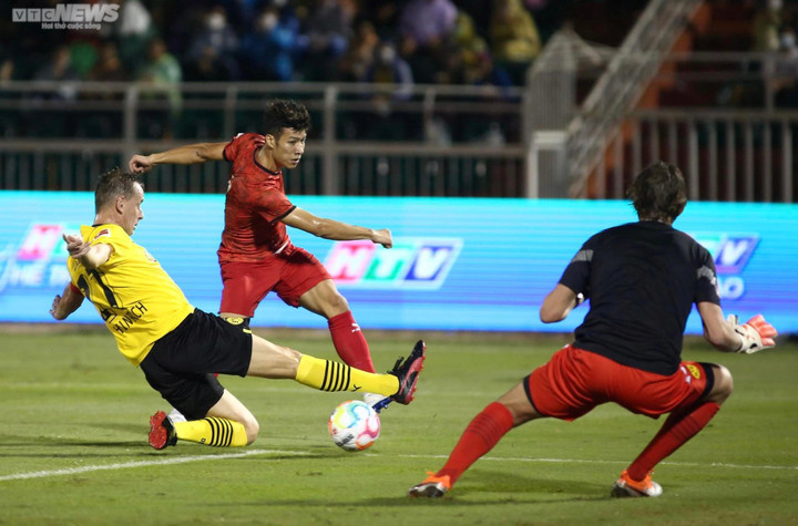 Trực tiếp bóng đá Ngôi sao Việt Nam 1-4 Huyền thoại Dortmund: Công Vinh ghi bàn - 1