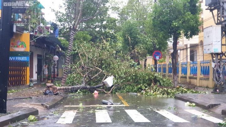 Trực tiếp: Những hình ảnh tan hoang sau bão sáng 28/9 - 17