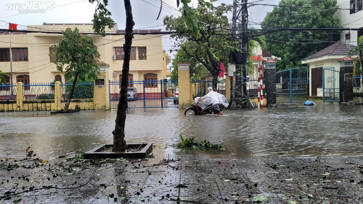 Trực tiếp: Những hình ảnh tan hoang sau bão sáng 28/9 - 18