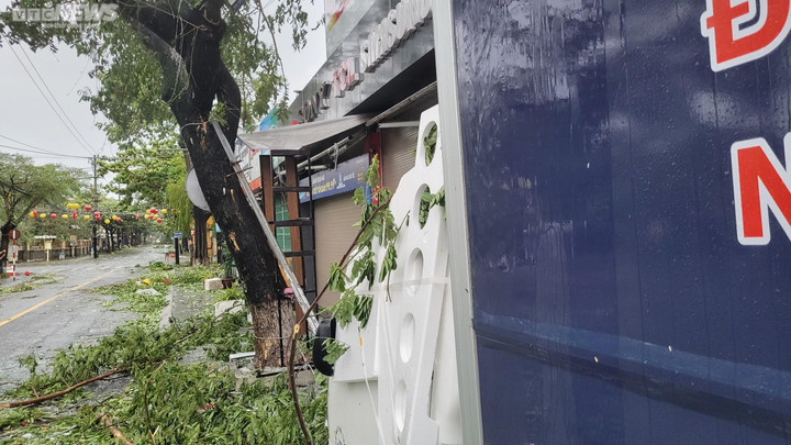 Trực tiếp: Những hình ảnh tan hoang sau bão sáng 28/9 - 23