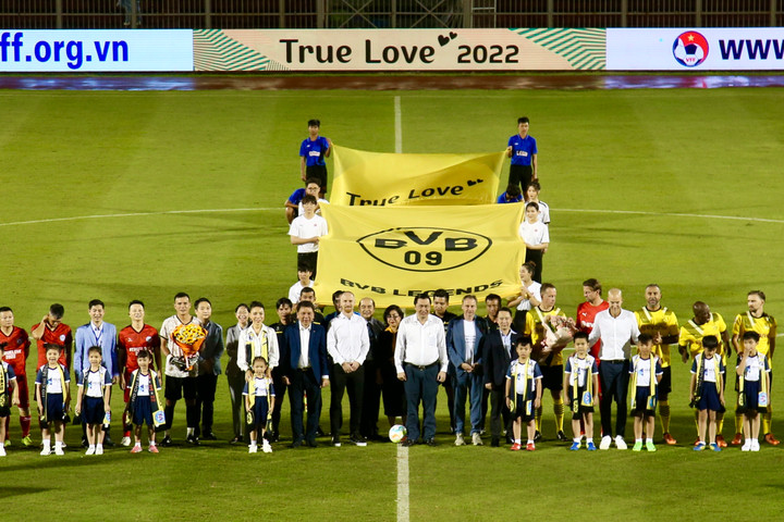 Trực tiếp bóng đá Ngôi sao Việt Nam 1-4 Huyền thoại Dortmund: Công Vinh ghi bàn - 8