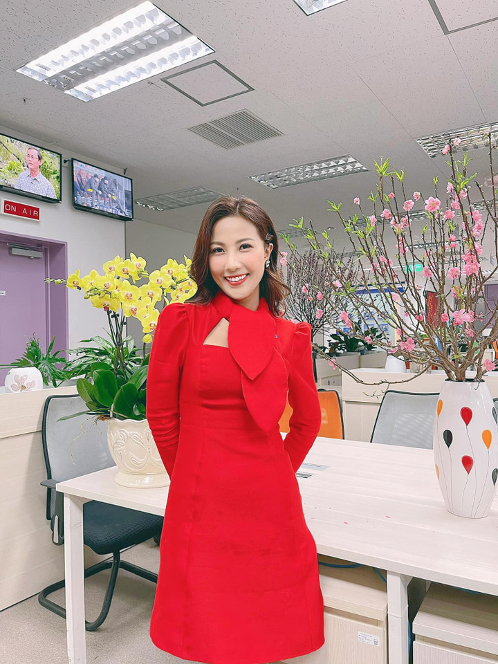 Sắc vóc không kém hoa hậu của biên tập viên Quỳnh Hoa VTV - 3