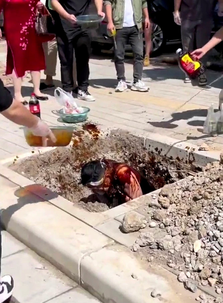 Dân mạng ngán ngẩm cảnh chú rể bị đổ đậu phụ thối lên người ‘theo phong tục’ - 1