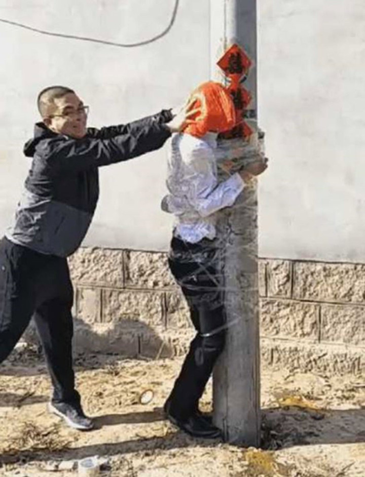 Dân mạng ngán ngẩm cảnh chú rể bị đổ đậu phụ thối lên người ‘theo phong tục’ - 2