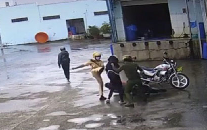 Clip 'cảnh sát đánh nam thiếu niên': Gia đình gửi đơn tố cáo - 1