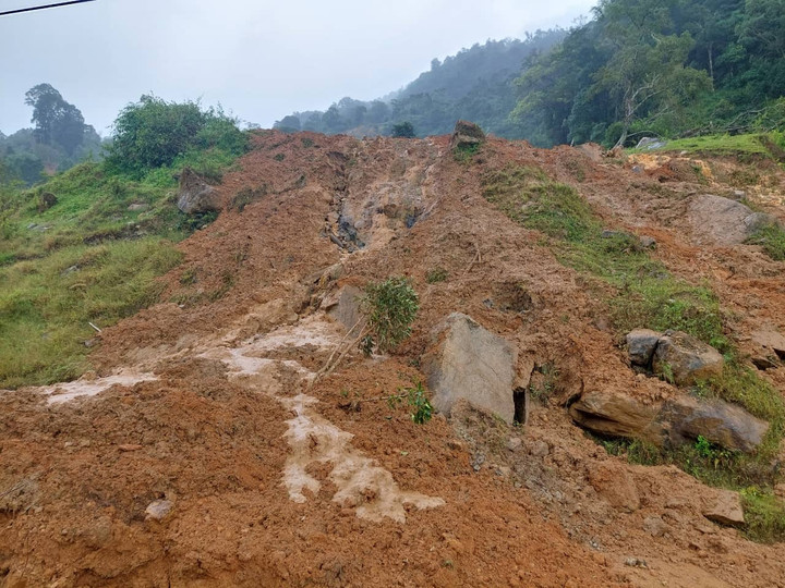 Ảnh: Đường sạt lở, cầu sụt lún, hơn 100 hộ dân ở Kon Tum bị cô lập - 3