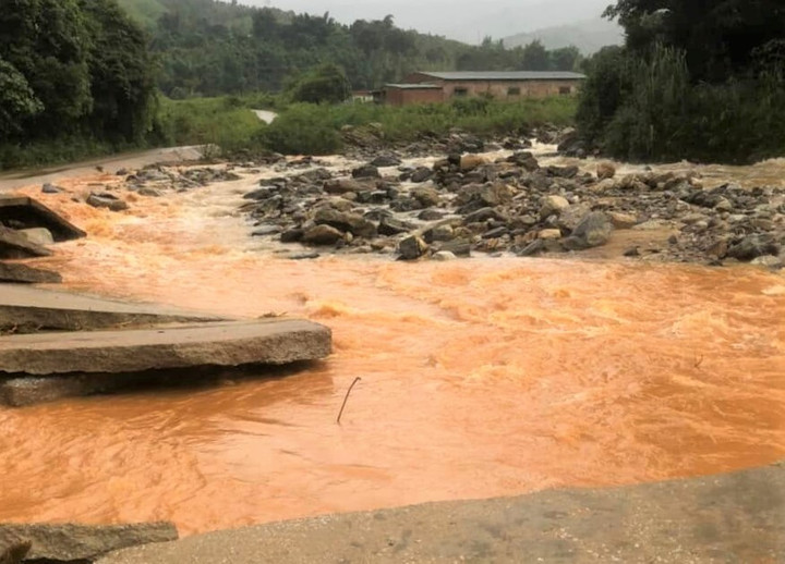 Ảnh: Đường sạt lở, cầu sụt lún, hơn 100 hộ dân ở Kon Tum bị cô lập - 7
