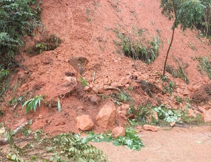 Ảnh: Đường sạt lở, cầu sụt lún, hơn 100 hộ dân ở Kon Tum bị cô lập - 6