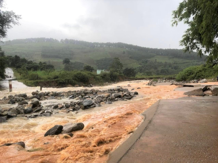 Ảnh: Đường sạt lở, cầu sụt lún, hơn 100 hộ dân ở Kon Tum bị cô lập - 5