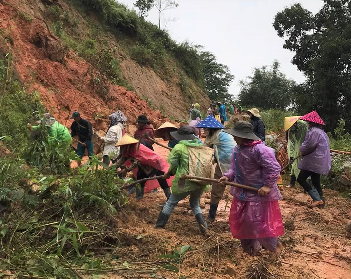 Ảnh: Đường sạt lở, cầu sụt lún, hơn 100 hộ dân ở Kon Tum bị cô lập - 8