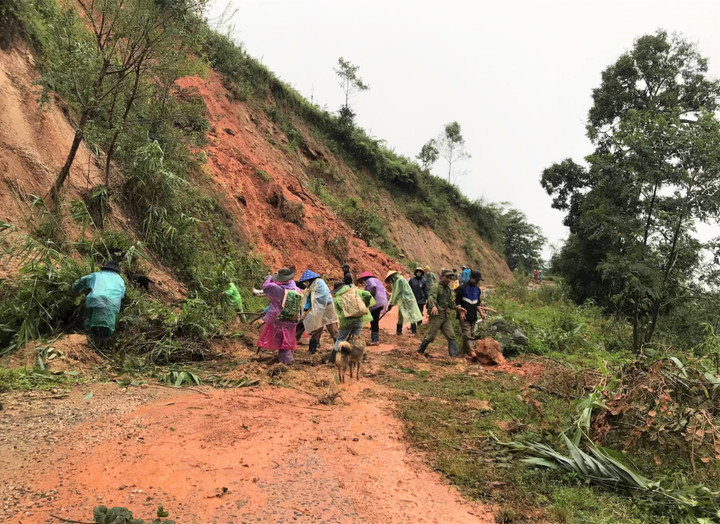 Ảnh: Đường sạt lở, cầu sụt lún, hơn 100 hộ dân ở Kon Tum bị cô lập - 9