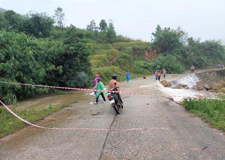 Ảnh: Đường sạt lở, cầu sụt lún, hơn 100 hộ dân ở Kon Tum bị cô lập - 4