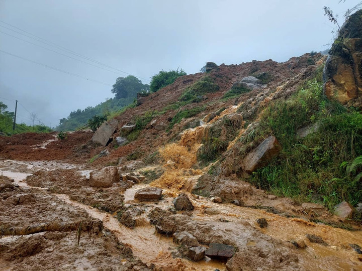 Ảnh: Đường sạt lở, cầu sụt lún, hơn 100 hộ dân ở Kon Tum bị cô lập - 2