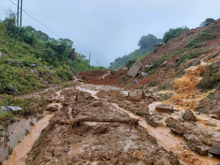 Ảnh: Đường sạt lở, cầu sụt lún, hơn 100 hộ dân ở Kon Tum bị cô lập - 1