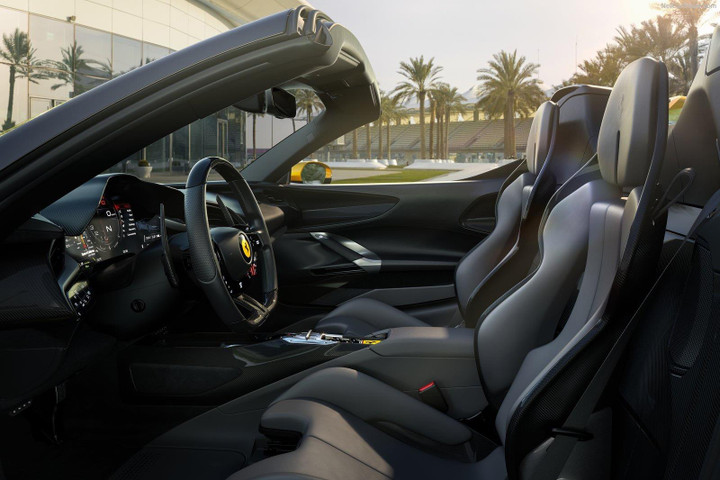 Ferrari SF90 Spider đầu tiên xuất hiện tại Việt Nam - 4