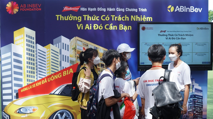 Sinh viên Đại học Tôn Đức Thắng cam kết tham gia giao thông có trách nhiệm - 1