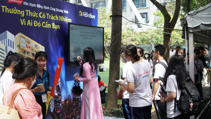 Sinh viên Đại học Tôn Đức Thắng cam kết tham gia giao thông có trách nhiệm - 2