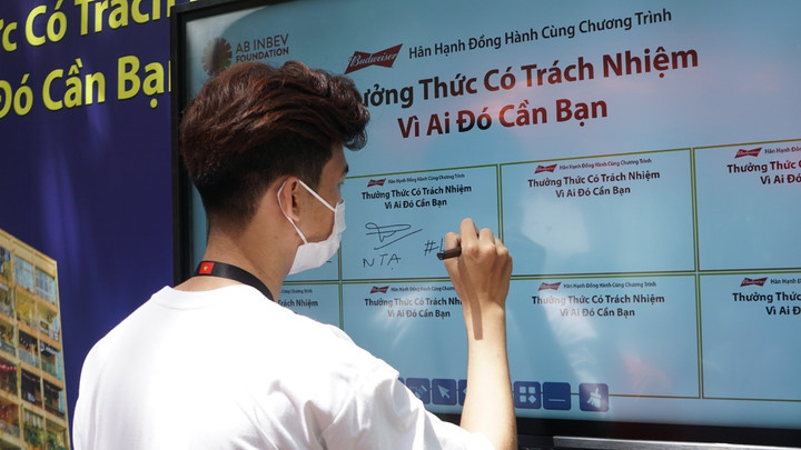 Sinh viên Đại học Tôn Đức Thắng cam kết tham gia giao thông có trách nhiệm - 3