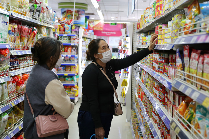 Các siêu thị Co.opmart miền Trung khuyến mãi hàng thiết yếu sau bão - 3