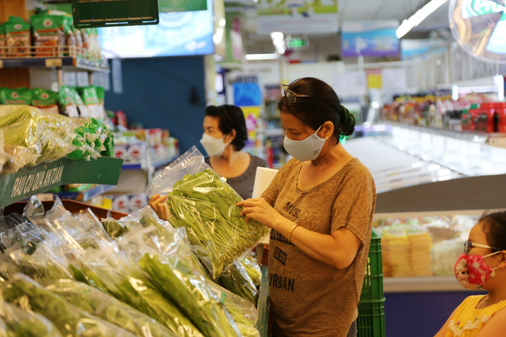 Các siêu thị Co.opmart miền Trung khuyến mãi hàng thiết yếu sau bão - 2