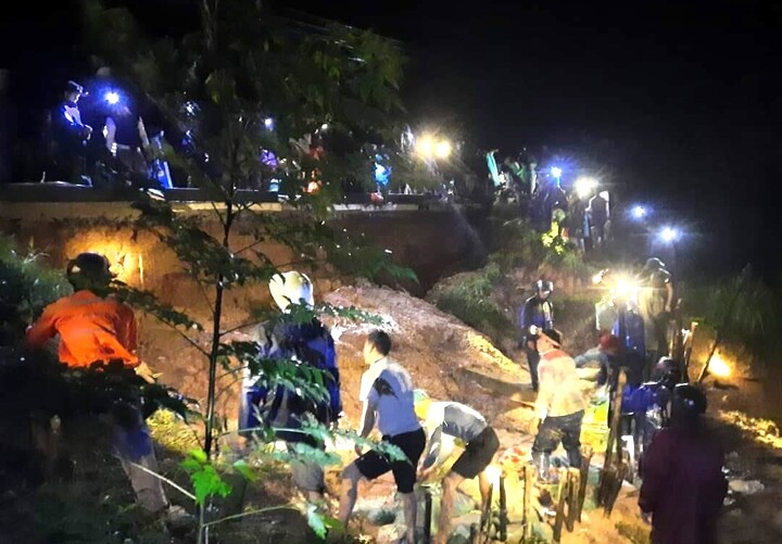 Ảnh: Mưa trắng trời, nhiều nơi ở Nghệ An bị ngập sâu - 8
