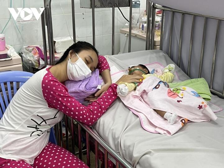 TP.HCM: Trẻ ồ ạt nhập viện vì bệnh đường hô hấp - 3