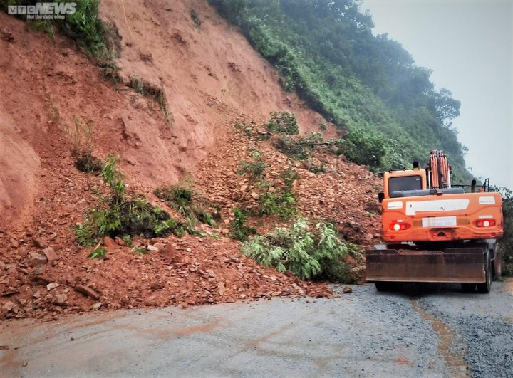 Ảnh: Quốc lộ 8A sạt lở, đường lên cửa khẩu Cầu Treo bị chia cắt - 1