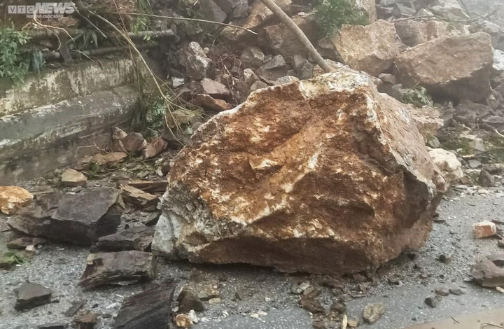 Ảnh: Quốc lộ 8A sạt lở, đường lên cửa khẩu Cầu Treo bị chia cắt - 3