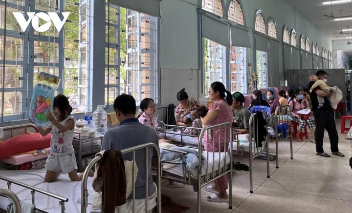 TP.HCM: Trẻ ồ ạt nhập viện vì bệnh đường hô hấp - 1