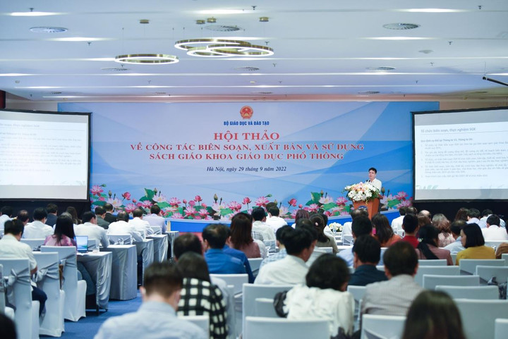 Bộ GD&ĐT: Sẽ tinh giản tối đa kênh chữ và hình để giảm giá SGK - 1