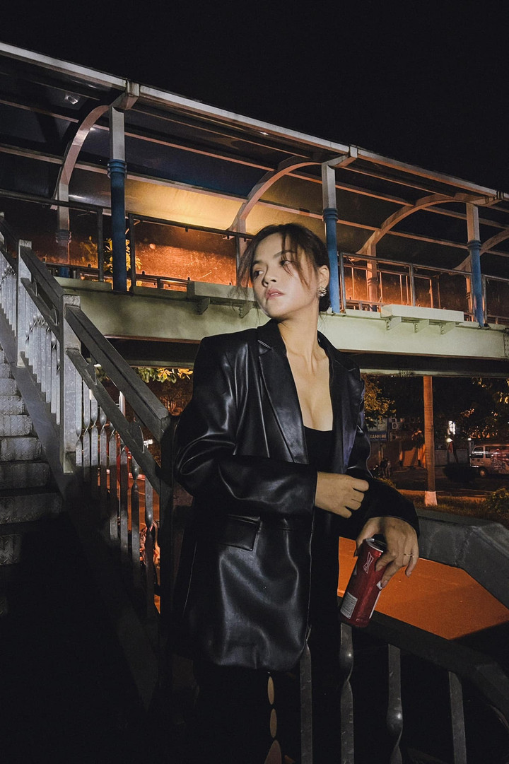 Sao Việt 1/10: H'Hen Niê phải nộp 12 triệu đồng vì gặp sự cố ở sân bay - 3