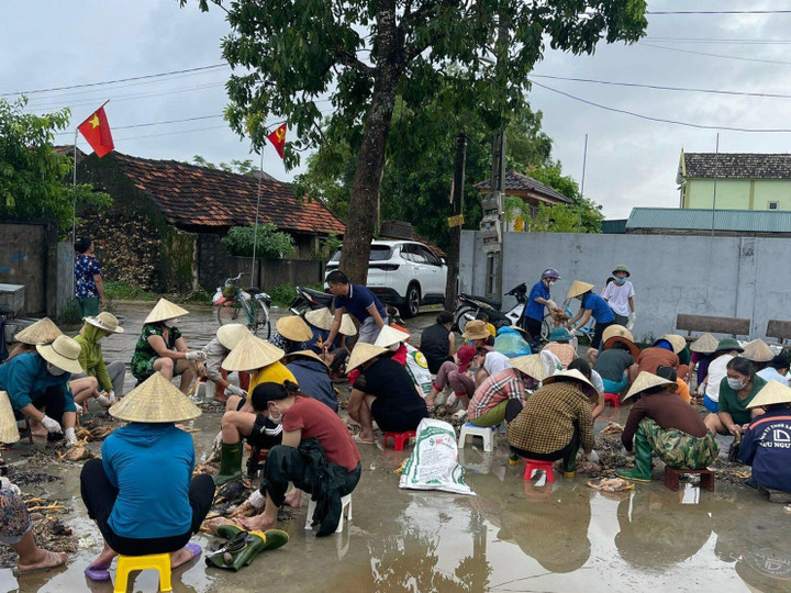 Lũ về bất ngờ, chủ trang trại khóc ròng nhìn 6.500 con gà chết chất đống - 2