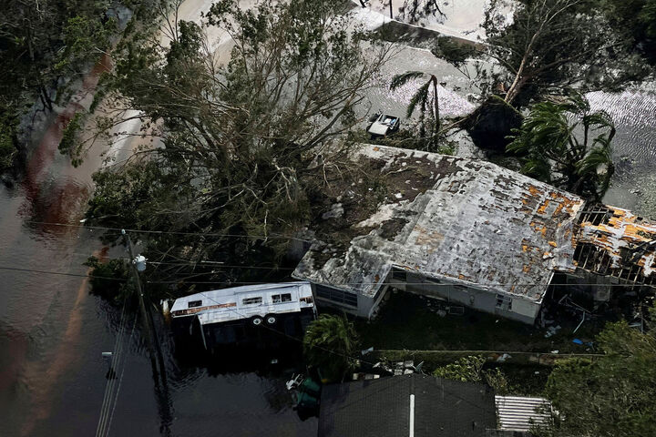 Ảnh: Florida tan hoang trước siêu bão Ian - 8