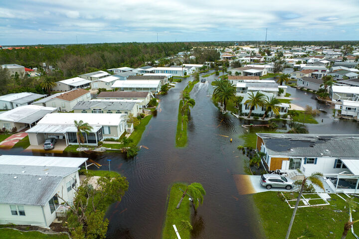 Ảnh: Florida tan hoang trước siêu bão Ian - 9