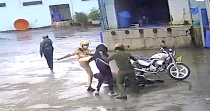 Tước danh hiệu Công an Nhân dân 3 cán bộ công an đánh 2 thiếu niên ở Sóc Trăng - 1