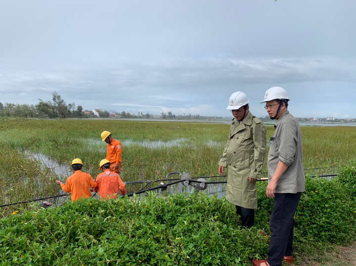 PC Quảng Nam huy động tổng lực khắc phục sự cố mất điện sau bão số 4 - 1