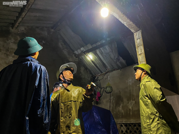 Ảnh: Lốc xoáy trong đêm cuốn bay nhiều mái nhà dân ở Hà Tĩnh - 4