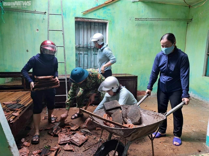 Ảnh: Lốc xoáy trong đêm cuốn bay nhiều mái nhà dân ở Hà Tĩnh - 8