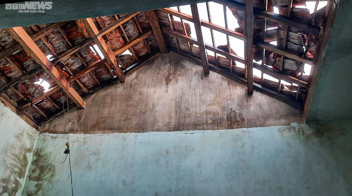 Ảnh: Lốc xoáy trong đêm cuốn bay nhiều mái nhà dân ở Hà Tĩnh - 2