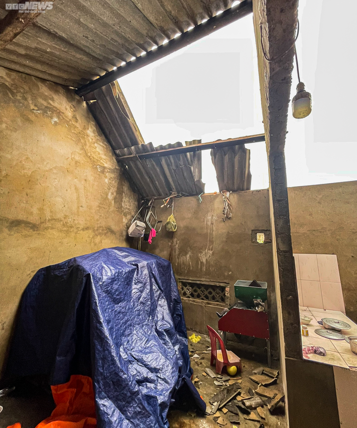 Ảnh: Lốc xoáy trong đêm cuốn bay nhiều mái nhà dân ở Hà Tĩnh - 3