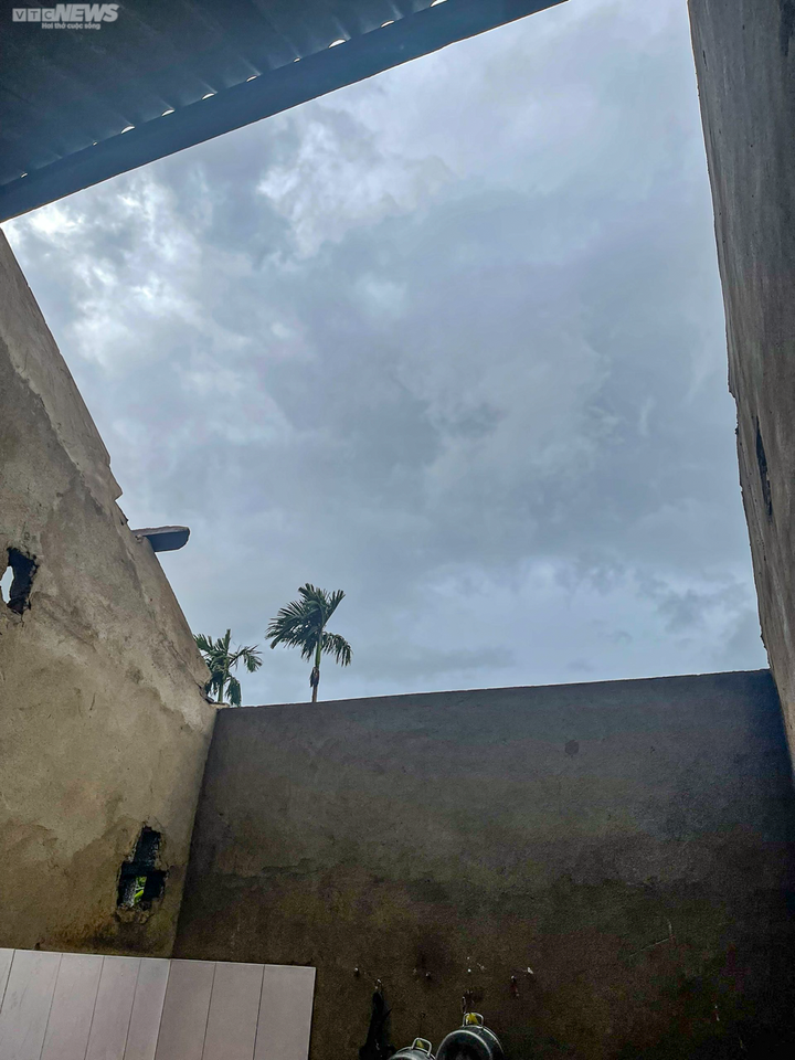 Ảnh: Lốc xoáy trong đêm cuốn bay nhiều mái nhà dân ở Hà Tĩnh - 6