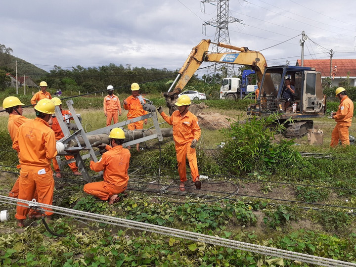 PC Quảng Nam huy động tổng lực khắc phục sự cố mất điện sau bão số 4 - 2