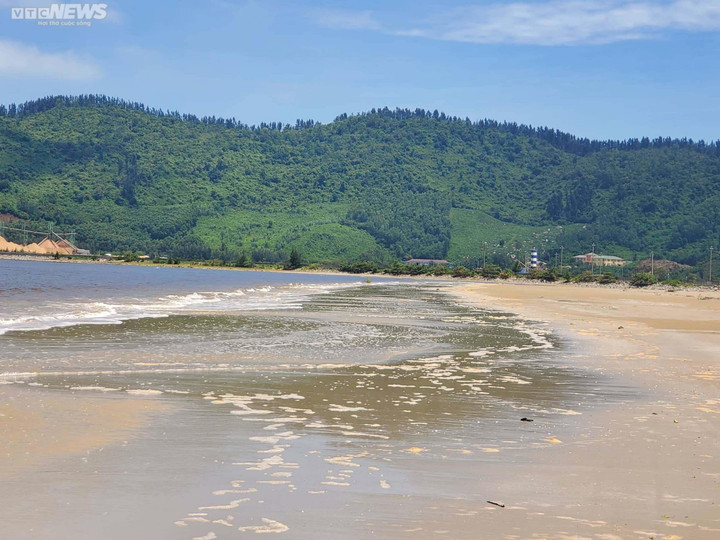 Sau bão Noru, vùng biển đẹp ở Thừa Thiên - Huế xuất hiện màu nâu đỏ bất thường - 7