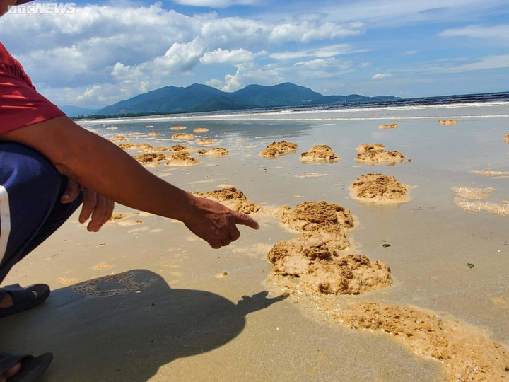 Sau bão Noru, vùng biển đẹp ở Thừa Thiên - Huế xuất hiện màu nâu đỏ bất thường - 6
